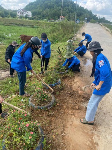 Đoàn thanh niên tích cực tham gia xây dụng Nông thôn mới.